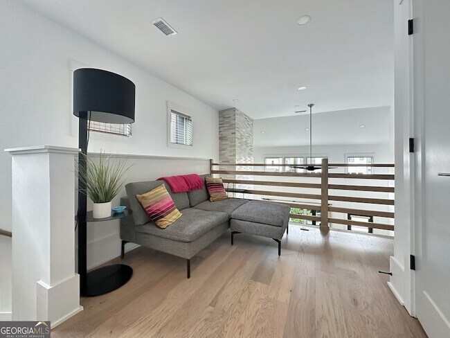 Building Photo - 300 Mado Ln