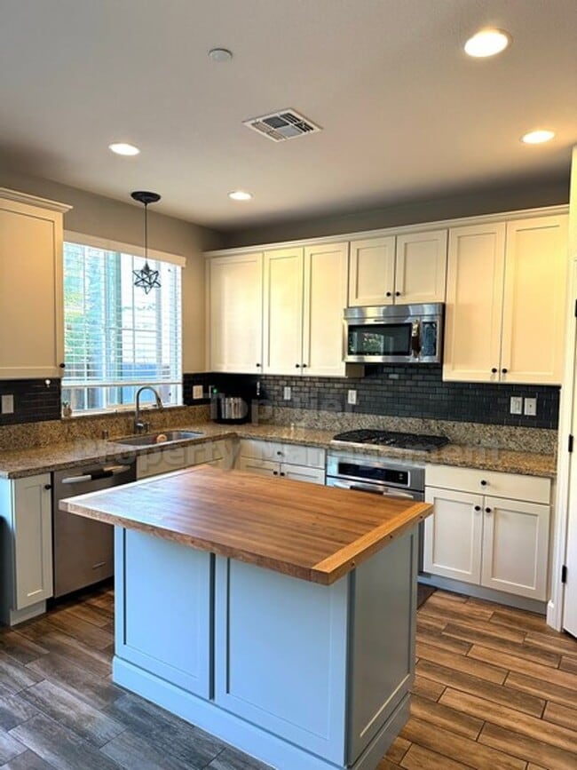 Building Photo - Charming 3 Bed, 2.5 Bath, 1,600 Sqft Marti...