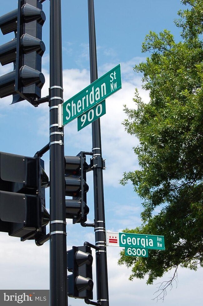 Building Photo - 919 Sheridan St NW