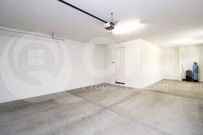 Building Photo - 5866 N 86th Ln