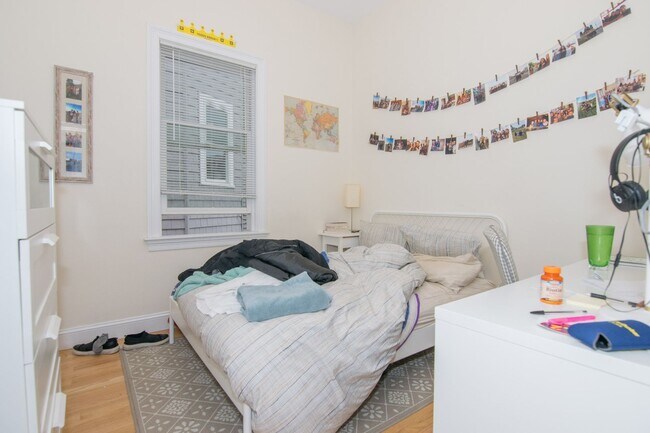 Building Photo - Allston 3 Bed – Hardwood Floors – No Fee – 6/1