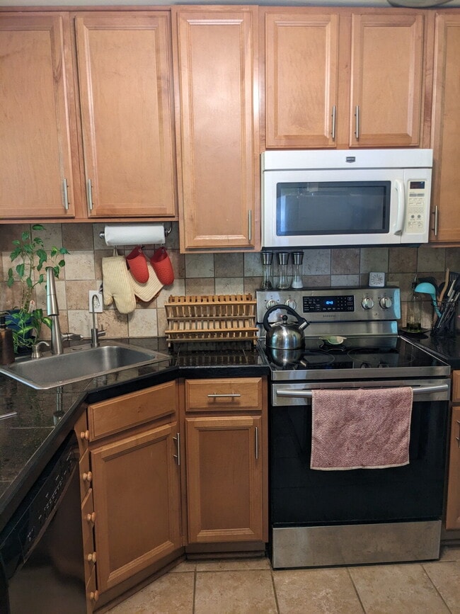 Building Photo - Fully fenced in yard and convenient location.