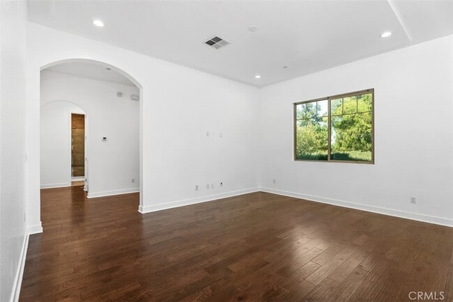 Building Photo - 123 Interval