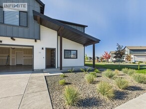 Building Photo - 3 Bedroom - Modern Comfort in a Peaceful S...
