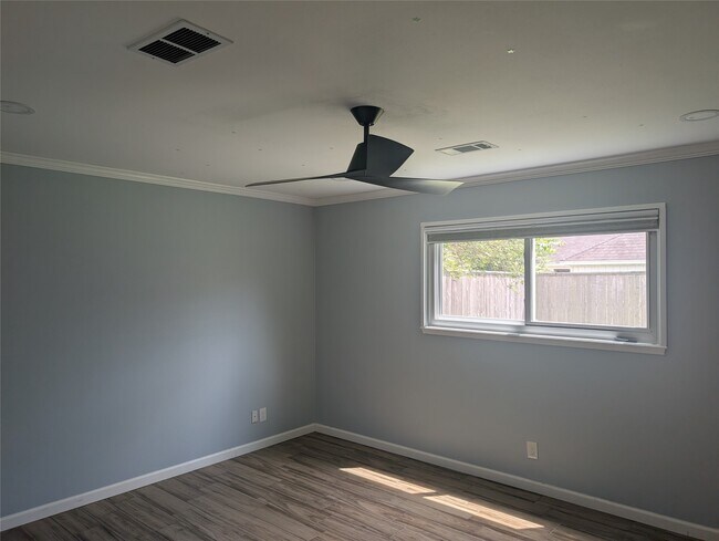 Building Photo - 4034 Shady Springs Dr