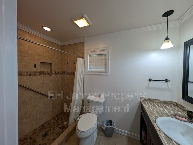 Building Photo - 4626 S Maplewood Ave