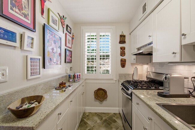 Building Photo - Top Floor Ordway Gardens One Bedroom-Fully Furnished, One Parking Space, & More!