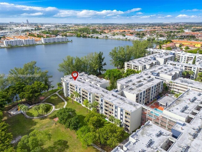 Building Photo - 10000 NW 80th Ct