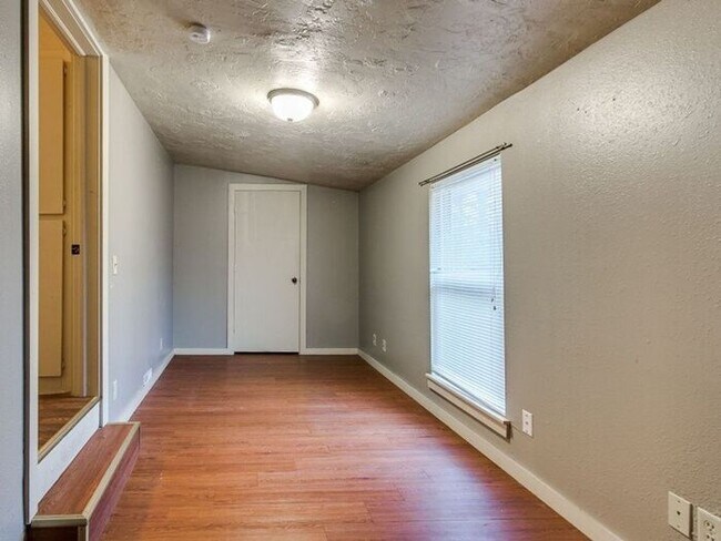 Building Photo - 537 S University Blvd