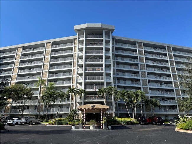 Building Photo - 625 Oaks Dr