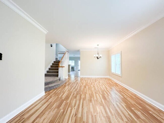Building Photo - **STUNNING** 8 BEDROOM SOLAR HOME IN GATED...