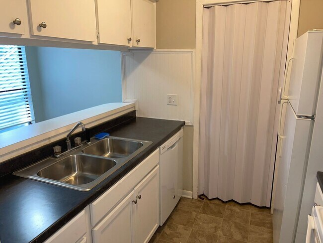 Building Photo - Charming Two Bedroom Condo Off Sharon Amity!