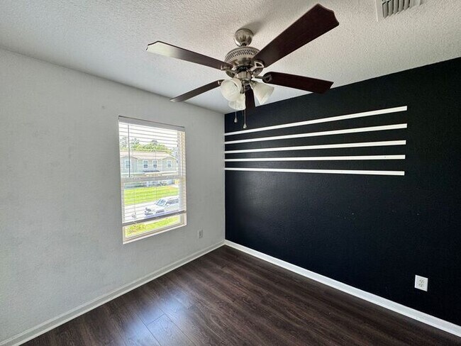 Building Photo - Over 2800 square feet!