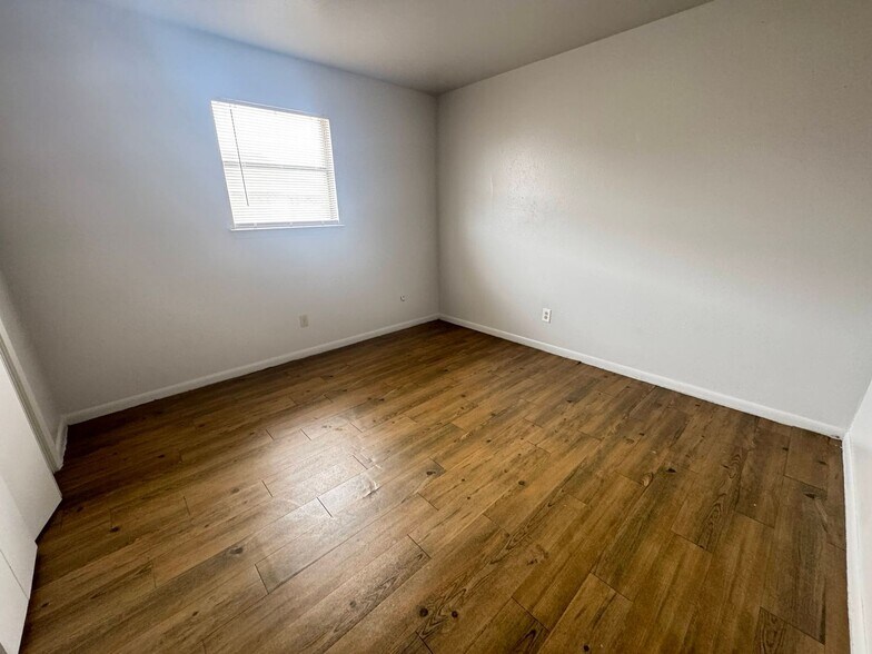 Building Photo - 611 Sunset Ln