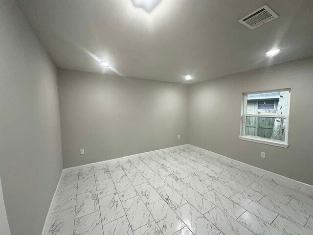 Building Photo - 9013 Lugary Dr