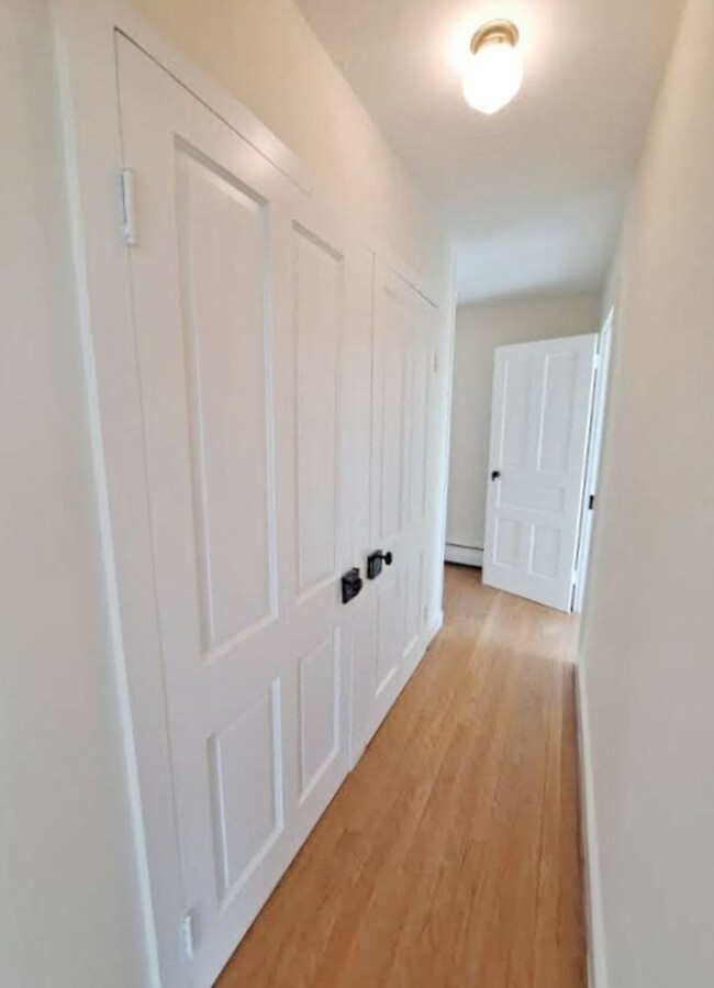 Building Photo - 3 Bed / 1-1/2 Bath Single Family w/2 Car G...