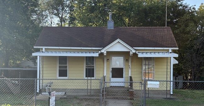 Primary Photo - 707 Spruce St