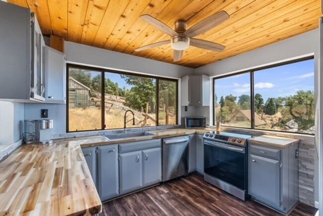 Building Photo - 26120 Deertrail Dr