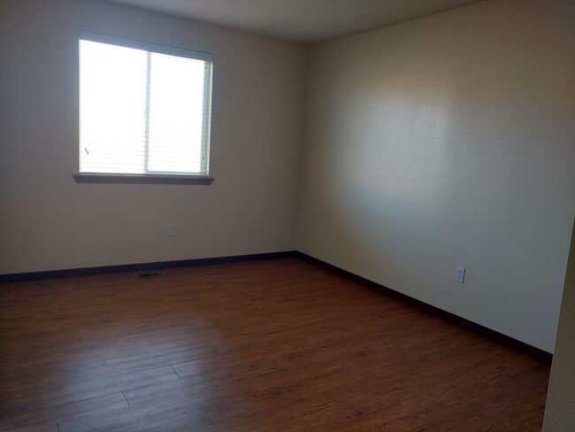 Building Photo - 3 Bedroom 2 Bath with 2 car garage