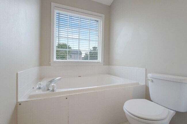 Building Photo - 405 Donelson Loop