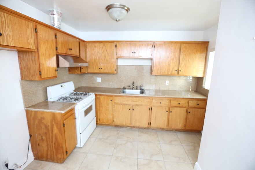 Building Photo - 5808 Edgemar Ave