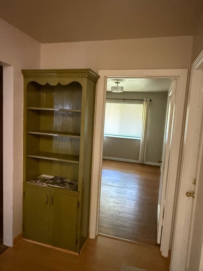 Building Photo - Spacious 3 bed 2 bathroom with 2 car garage