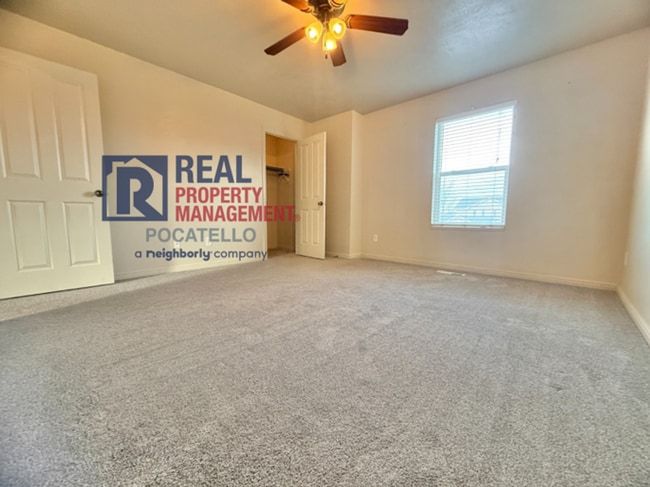 Building Photo - 3 Bed 1.5 Basth townhouse - 1 car garage