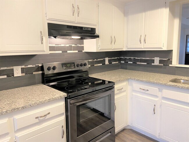 Building Photo - Spacious 3-Bedroom Home with Modern Amenit...
