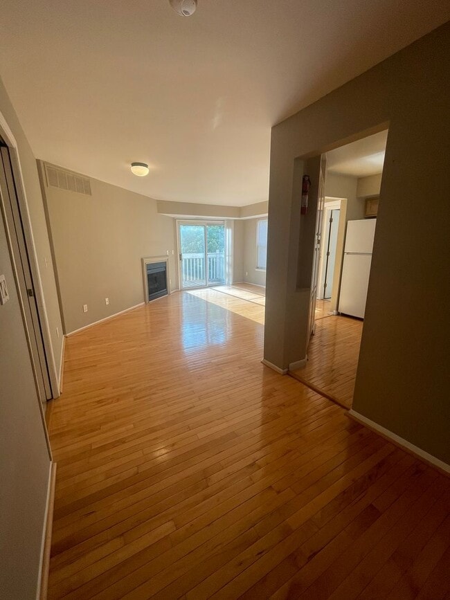 Building Photo - Three Bedroom Two Bath Condo | Laundry, Parking, & Central AC