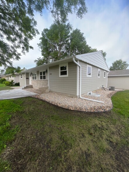 Building Photo - 1043 6th Ave