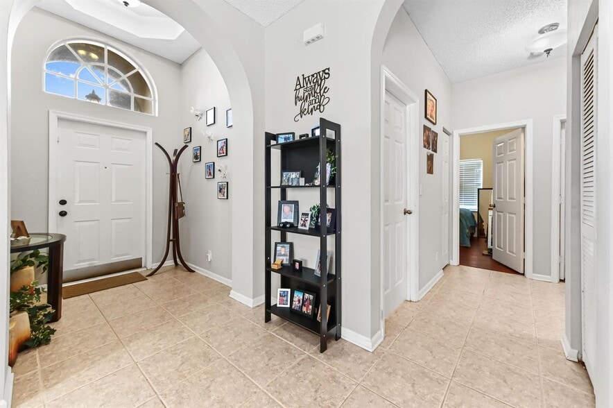 Building Photo - 8614 Green Cay