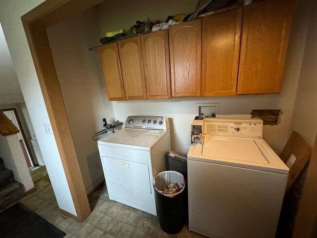 Building Photo - 3 Bedroom 1 -1/2 Bath Lower Apartment with a Shared Garage