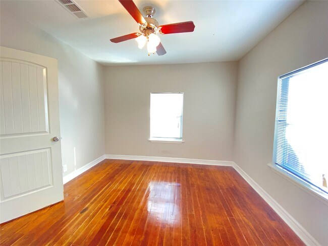 Building Photo - 410 Woolworth St