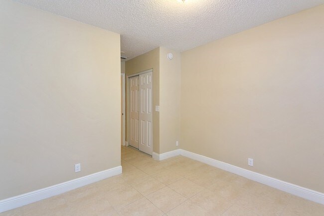 Building Photo - 265 Palmetto Ct