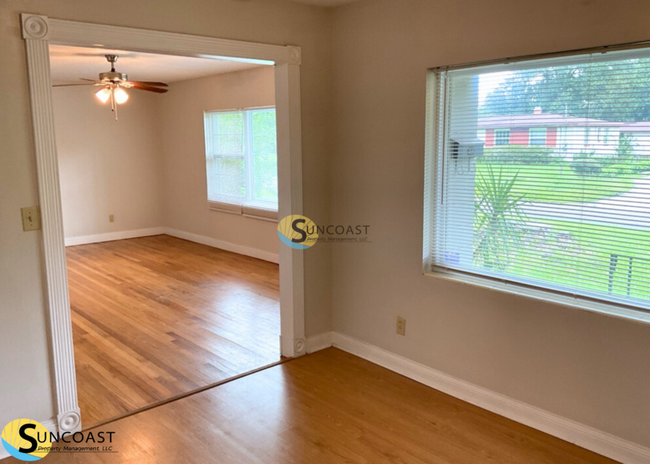 Building Photo - Spacious Home Full of Natural Light!