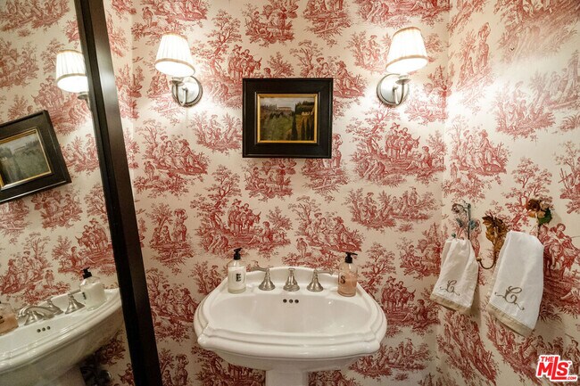 Building Photo - 144 S Orange Dr