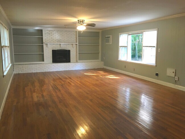 Building Photo - Dont miss out on this spacious East Memphi...