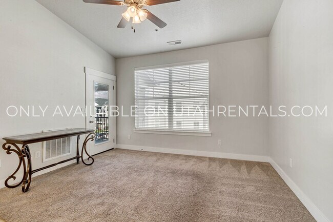 Building Photo - 627 N Sun Peak Dr