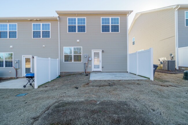 Building Photo - Almost New End Unit Townhome in desirable Chateau community