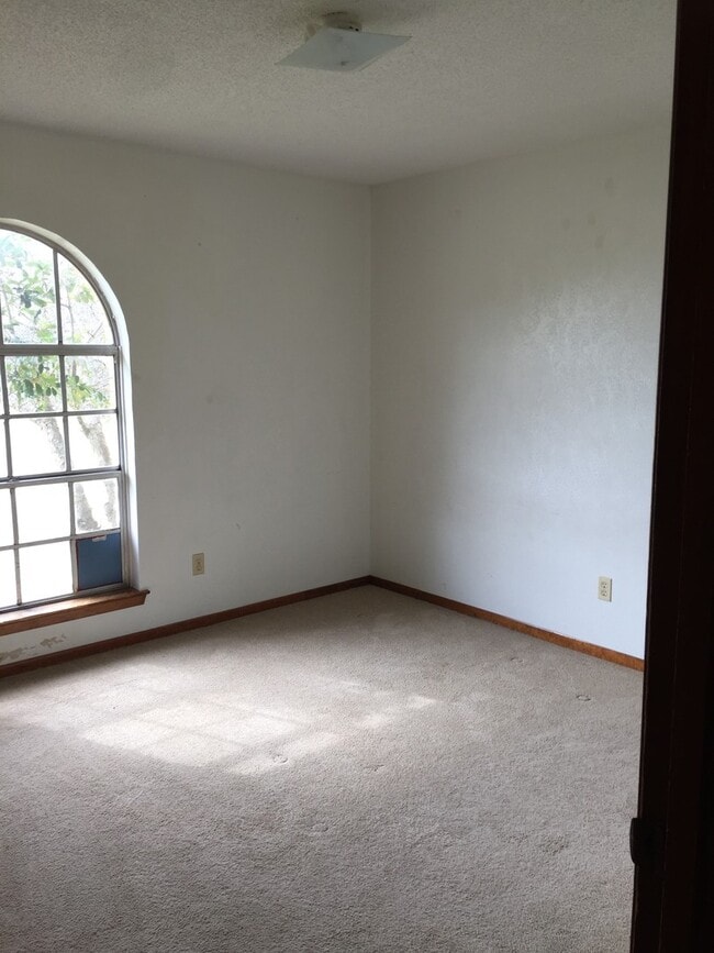 Building Photo - 3 Bedroom 1.75 Bath with a Spacious Lot