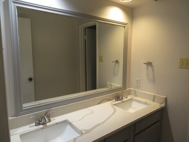 Building Photo - 12824 Westpark Dr