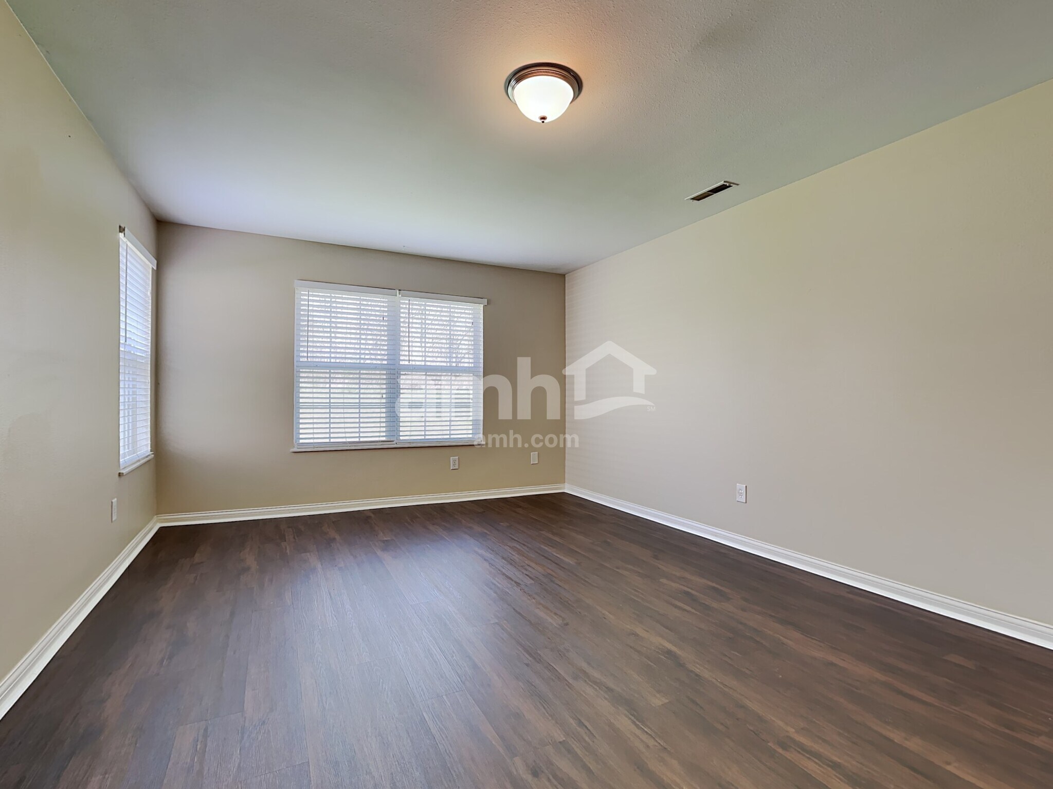 Building Photo - 1028 W Muskegon Dr