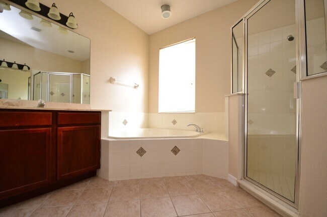 Building Photo - 4 BR Lakefront & Pool Home