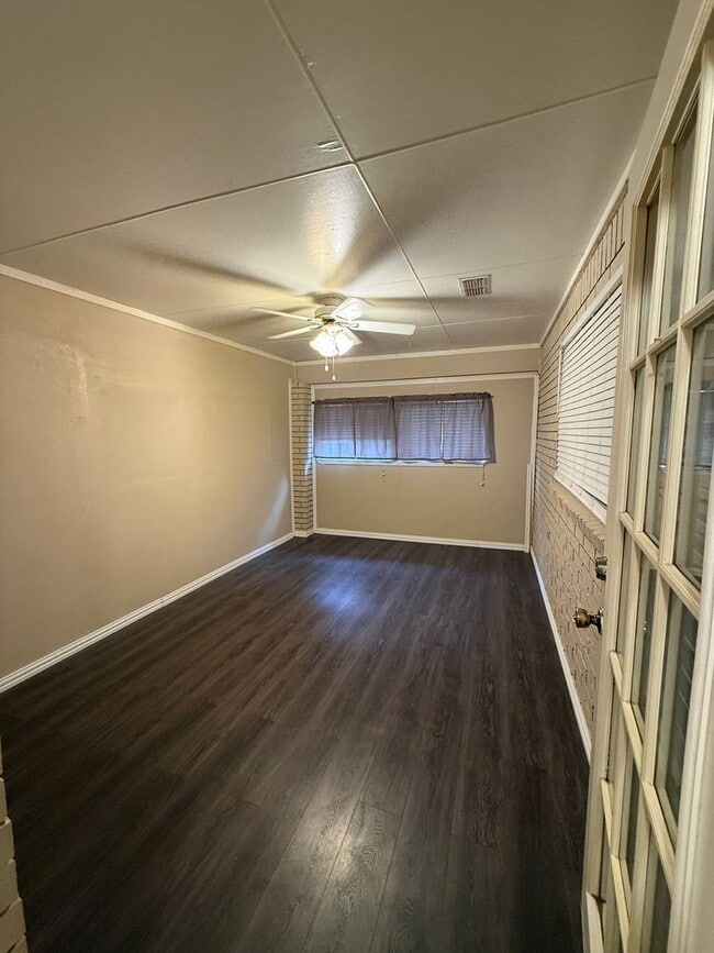 Building Photo - 3 Bed 3 Bath spacious home, with extra craft room, Lovely Backyard