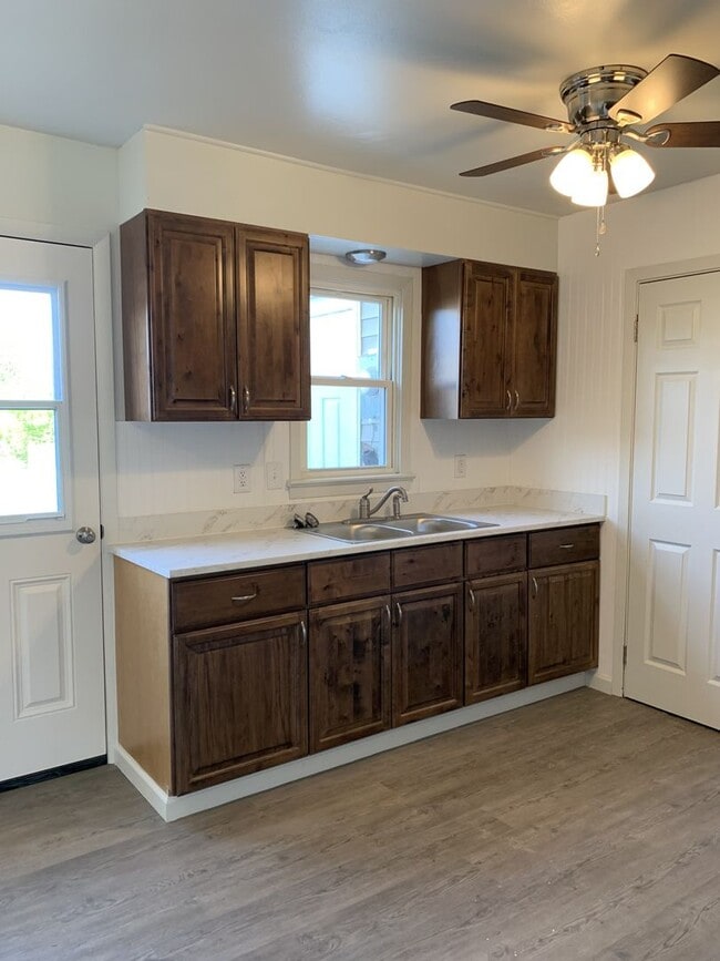 Building Photo - Newly renovated, affordable, 3 bed/1 bath end unit townhouse