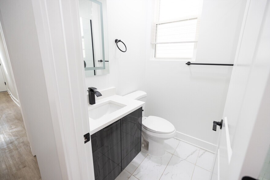 Building Photo - 2175 N Maplewood Ave