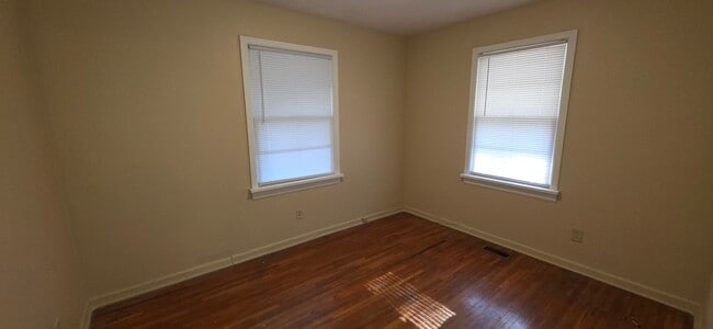 Building Photo - 2 Bedroom 1 Bathroom home in Southeast Springfield for $995!