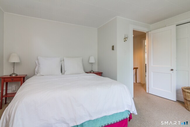 Building Photo - 116 Overshore Dr E