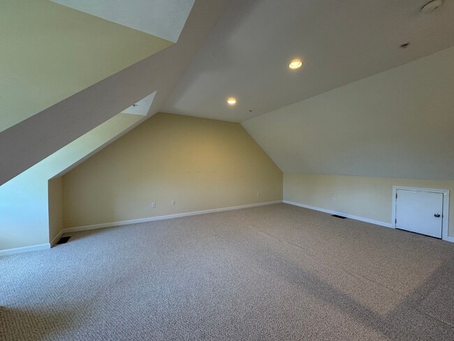 Building Photo - Updated Two-Bedroom Corner Townhouse in Lo...