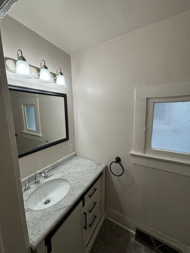 Building Photo - 916 E Lyon St